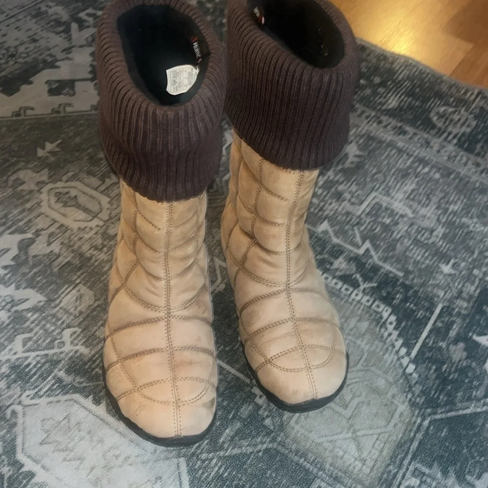 Patagonia women’s Gingko TeakWood tan quilted insulated boots Size 8